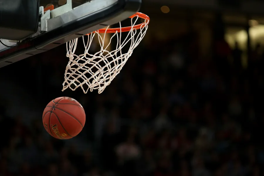 篮球与篮框构成的运动场景